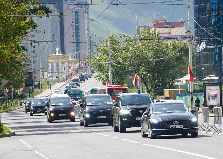 Пап Францис хувийн автомашинтайгаа иржээ