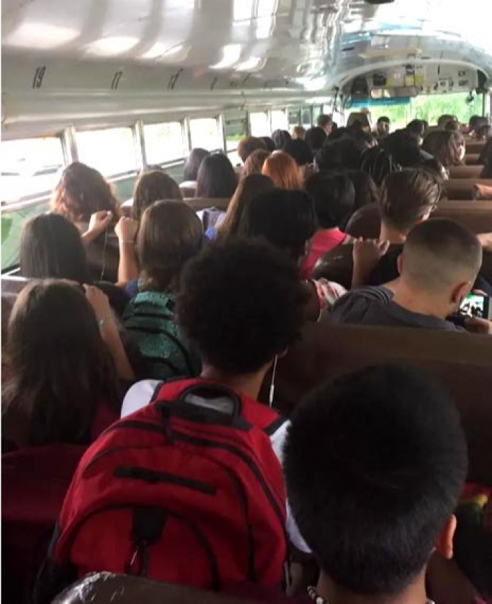 Автобусанд ахмад настнаас гадна сурагчдад сандал тавьж өгч болно