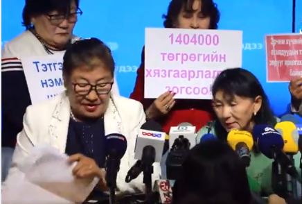 Тэтгэврээ шалгатал 4,000 төгрөгөөр нэмэгдэж, хуулийн олон заалтыг зөрчжээ гэлээ