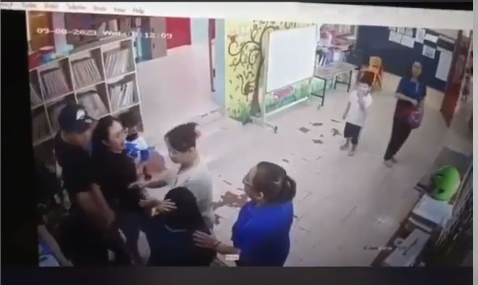 Малайз улсын хүүхэд асрах төвд болсон явдал CCTV камерт үлдсэн байна