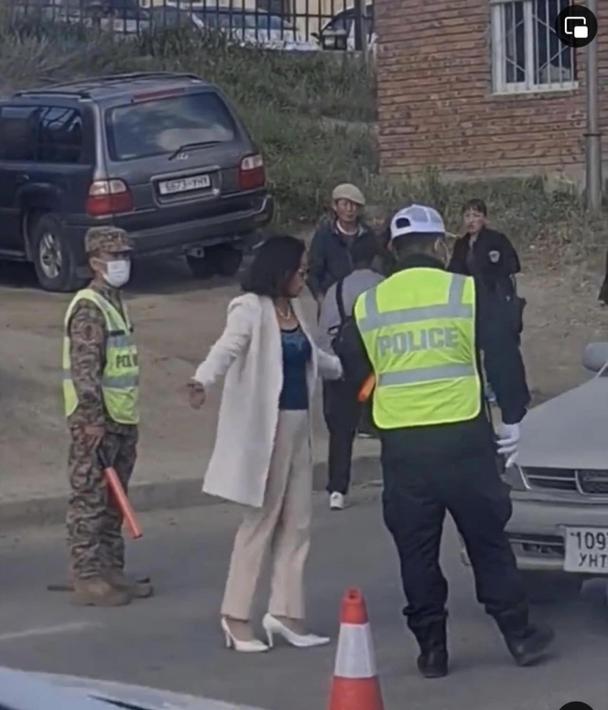 Дугаарын хязгаарлалтыг эсэргүүцэж, алба хаагчтай зүй бусаар харьцсан иргэнд Зөрчлийн хуулиар арга хэмжээ авсан гэв