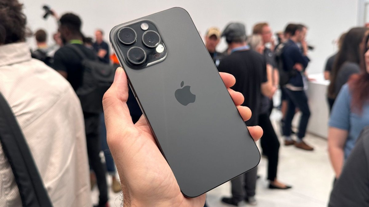 Apple компани шинэ iPhone загварын халдаг шалтгааныг олж тогтоосноо мэдэгдэв