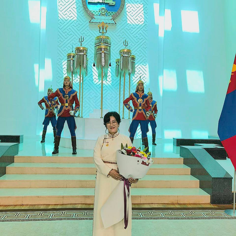 Эрүүл мэндийн сайд асан А.Цогцэцэгийн 37 жилийн хөдөлмөрийг "Би Монгол хүн" нэвтрүүлэг онцолжээ