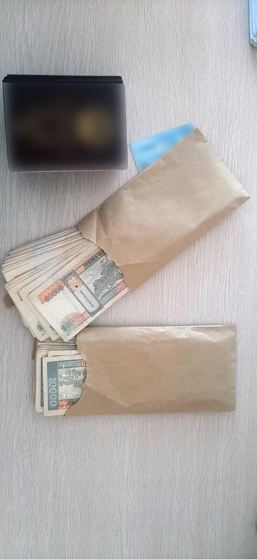 Өөрт нь авлига өгөхийг завдсан үйлдлийг цагдаагийн алба хаагч таслан зогсоож, илчилжээ