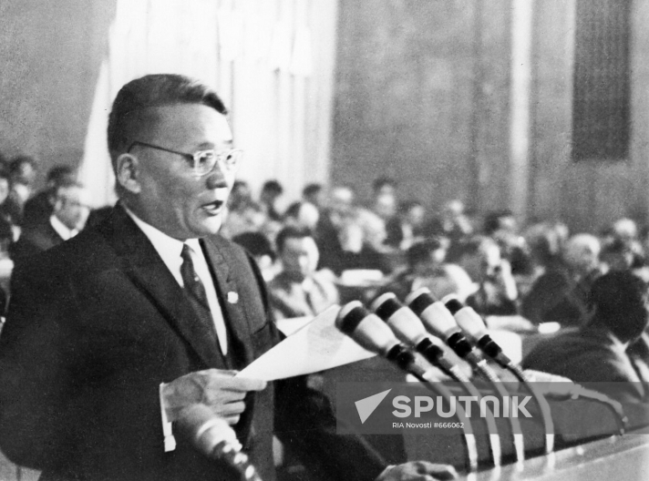 Ю.Цэдэнбал ном унших, мэдлэгээ сэлбэн баяжуулах талаар хосгүй хүн байв