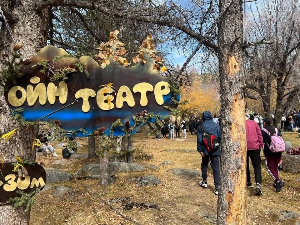 Манзуширын амны үзэсгэлэнт байгальд "Шившлэгтэй зургийн нууц" жүжгийг тоглоно