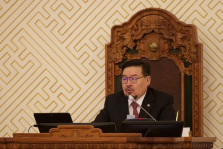 Г.Занданшатар: Сурагчдыг 12, нэгдүгээр сард амрааж, зун, намрын улиралд шилжүүлэн хичээллүүлэхийг судалж үзвэл ямар вэ