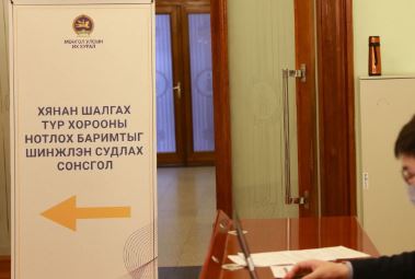 Нүүрсний хэргийн ШИНЖЭЭЧ: Ханбогд сумын 457 га газрыг гадаадын хөрөнгө оруулалттай 38 компанид эзэмшүүлжээ