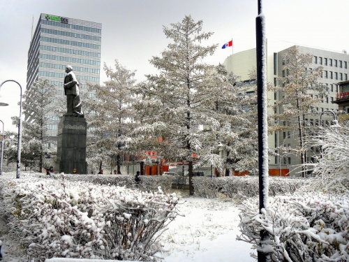 Улаанбаатарт өдөртөө цас орж, цасан шуурга шуурна