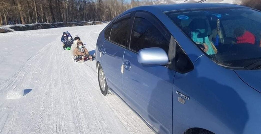 Хүүхдээ чарган дээр суулгаад автомашинаар чирч гулгуулах нь аюултай үйлдэл болохыг анхааруулав