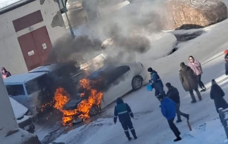 Өнгөрсөн шөнө хогийн цэг шатаж хоёр иргэний автомашин шатжээ