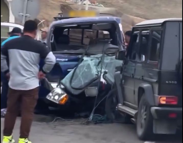 Бага тэнгэрийн аманд Kia Bongo-3, Mercedes Benz G500 загварын машин мөргөлдөж, таван хүн гэмтжээ