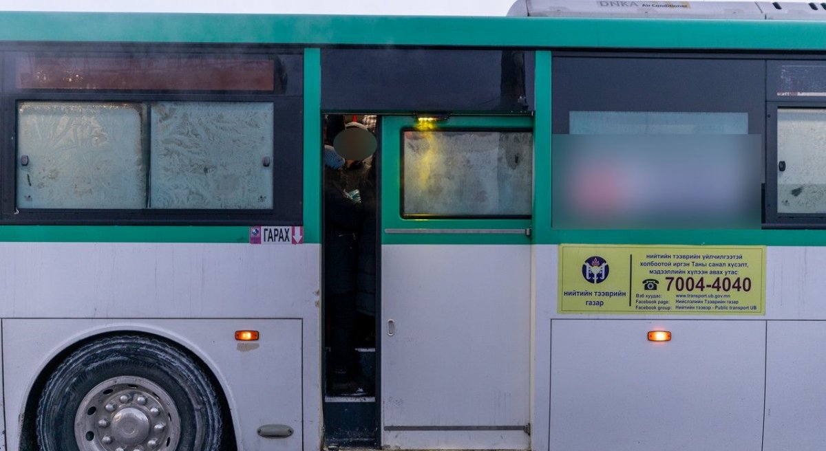 Автобусны жолооч хаалгаа гүйцэд хаагдаагүй байхад хөдөлж, зорчигчийн эрүүл мэндэд хохирол учруулжээ