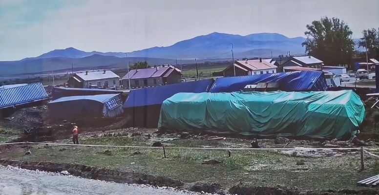 Барилгын материал тээвэрлэж явсан зүтгүүр унаж, найман вагон осолдсон ноцтой осол гарчээ