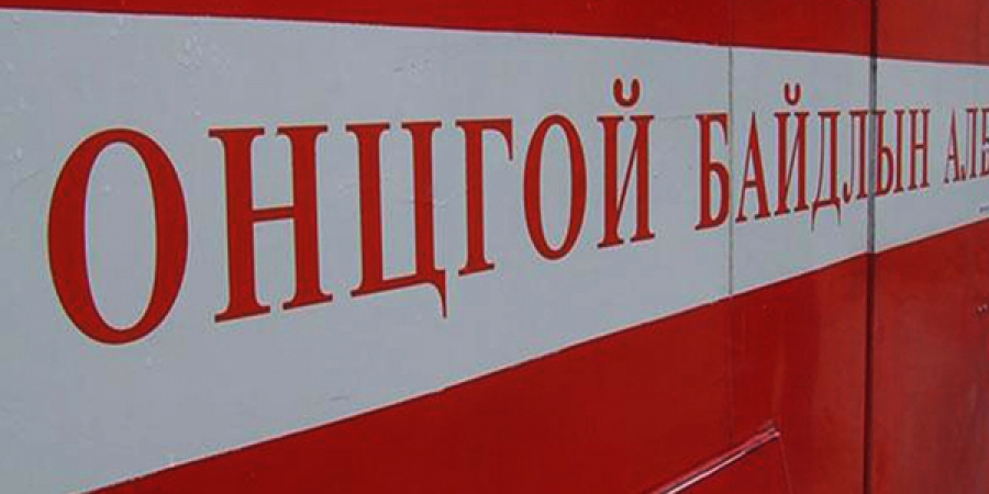 Ачааны машин замын хажуу руу унаж, жолооч нь хавчуулагдан амиа алджээ