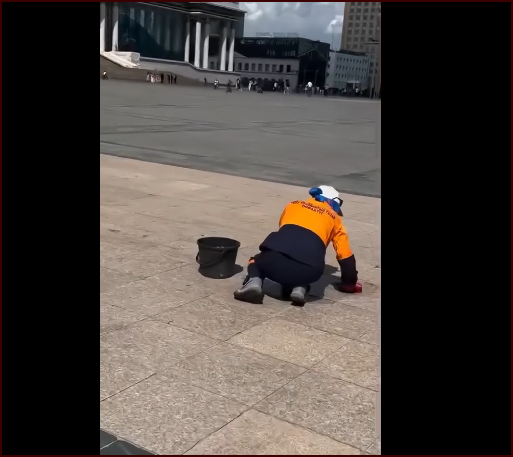 Төв талбайг гараар угааж буй талаар ингэж ТАЙЛБАР хийв