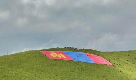 Монгол Улсын төрийн далбааг уулан дээр дэлгэж, Гиннесийн дээд амжилтыг шинэчлэн тогтоолоо