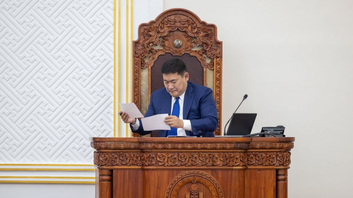 Л.Оюун-Эрдэнэ: УИХ, Засгийн газар, Ерөнхийлөгч нэг байшинд, референтүүд нь холилдоод суучихсан, өдрийн хоолон дээр бүгд тааралддаг улс хаана ч байхгүй