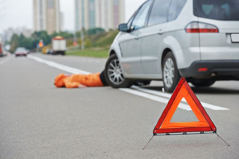 Хашааны үүдэнд автомашинаа ухраахдаа хоёр настай хүүхдийг мөргөж гэмтээжээ