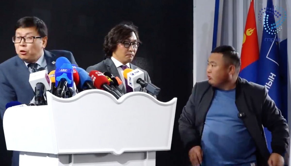 Өндөг шидэж, сайдын биед халдсан А.Отгонбаатарыг 7-30 хоног баривчлах саналтайгаар хэргийг шүүхэд шилжүүлэхээр болжээ