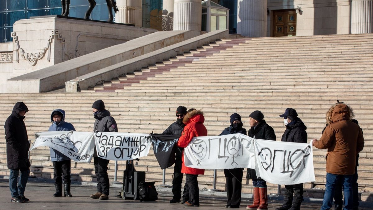 Иргэн Б.Цацралын биед халдсан иргэдийг олж тогтоон СБД-ийн цагдаагийн нэгдүгээр хэлтэст шалгаж байгаа