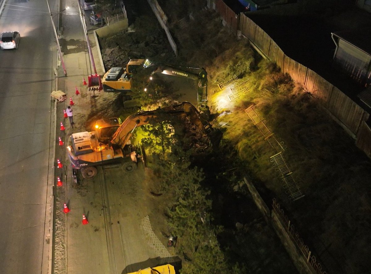 &ldquo;Бөмбөгөр&rdquo; худалдааны төвийн баруун талын үерийн далангийн түшиц ханыг шөнийн цагаар засварлаж байна