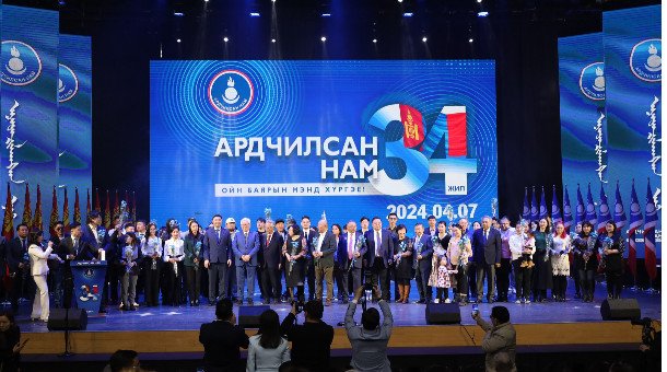 АН-ынхан “...Засагт хамтарсан нэрээр Ерөнхийлөгчийн сонгуулийг тохирох гэлээ” хэмээн дарга нараа харджээ