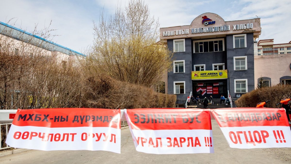 Ц.Анандбазар Хөл бөмбөгийн холбооны зардлаар Саудын Араб руу томилолтоор явсан нь тамирчдыг бухимдуулав