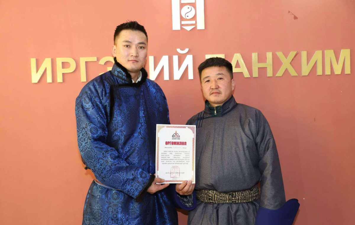 Төв аймгийн Баян сумын ИТХ-ын дарга А.Хатанбүүвэй, Засаг дарга Б.Батцолмон нар давуу эрх эдлэн 129 сая төгрөгөөр автомашин худалдан авахаар улайрч байна
