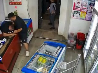 ЦЕГ: Хүнсний дэлгүүрийн худалдагчийн биед халдаж, зодож танхайрсан этгээдийг шалгаж байгаа 