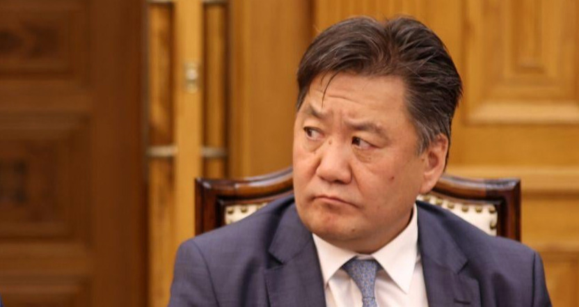Монголбанкны ерөнхийлөгч улс төр, доллар хоёрын “хайч дундах халиуны зулзага” болсон уу?