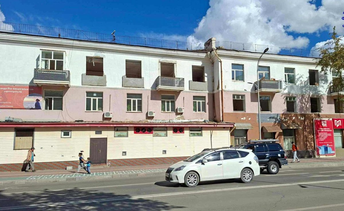 Орон сууцыг нь хууль бус аргаар буулгаж эхэлсэнд оршин суугчид бухимдалтай байна