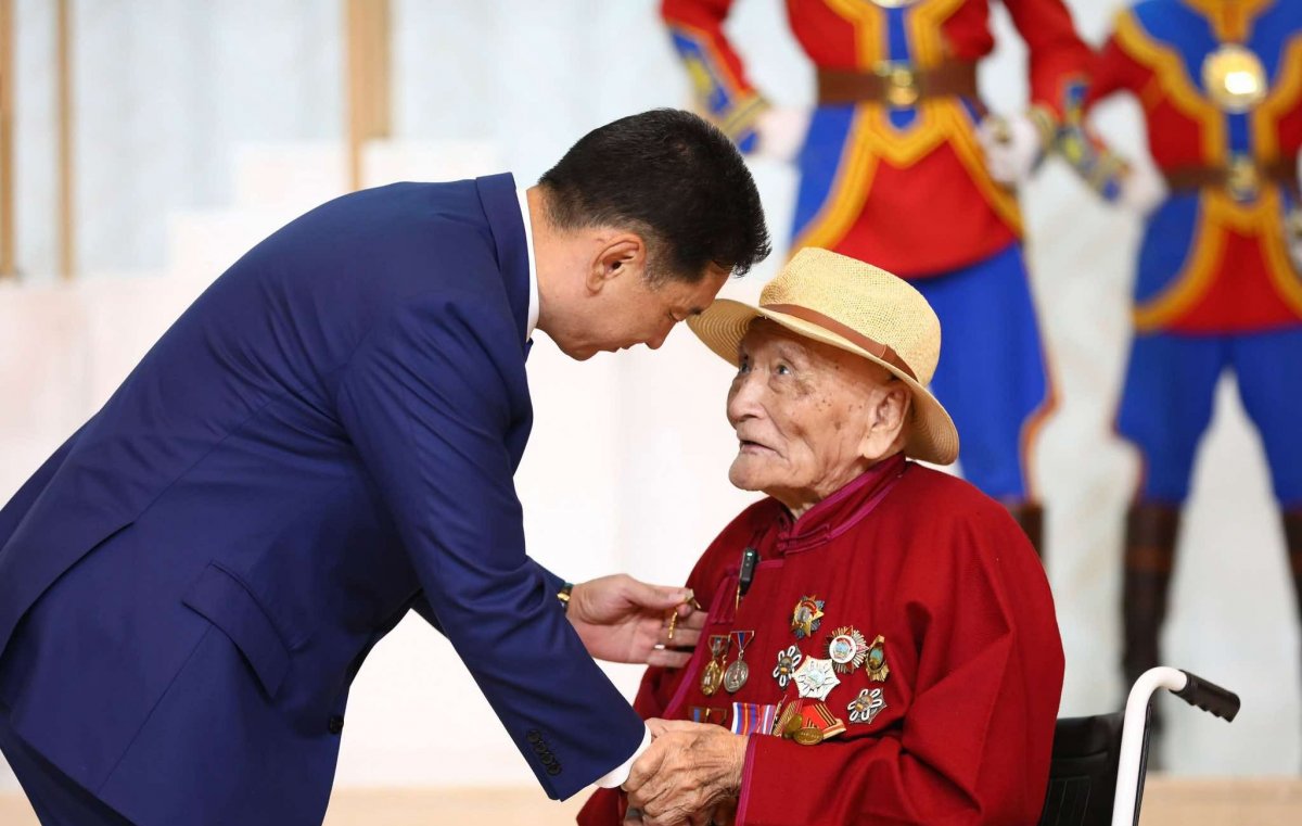 Чөлөөлөх дайны ахмад дайчин Ундрахын Доржпаламд Монгол Улсын баатар цол хүртээлээ