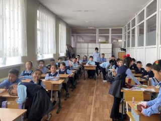 ЕБС-ийн сургуулиуд коридороо анги болгож, сурагчид стандарт бус ширээ сандал дээр сууж байна