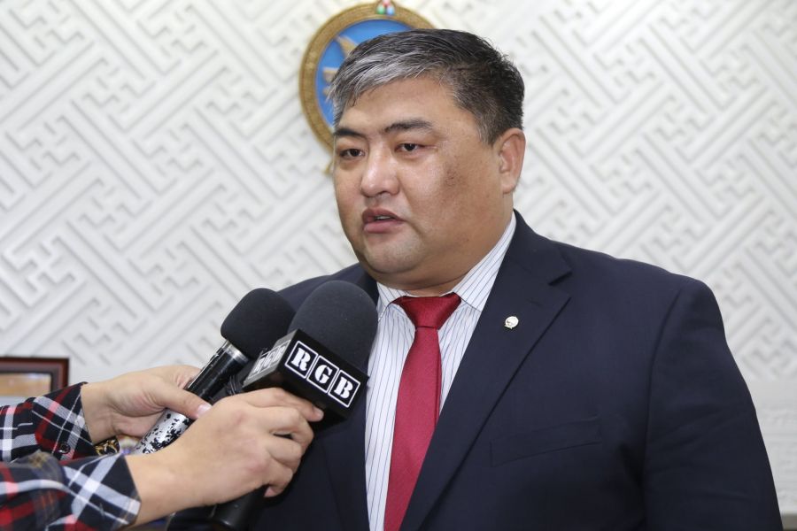 Дархан-Уул аймгийн Засаг дарга Б.Азжаргалыг авилга албан тушаал, тендерийн хэрэгт яллагдагчаар татжээ 