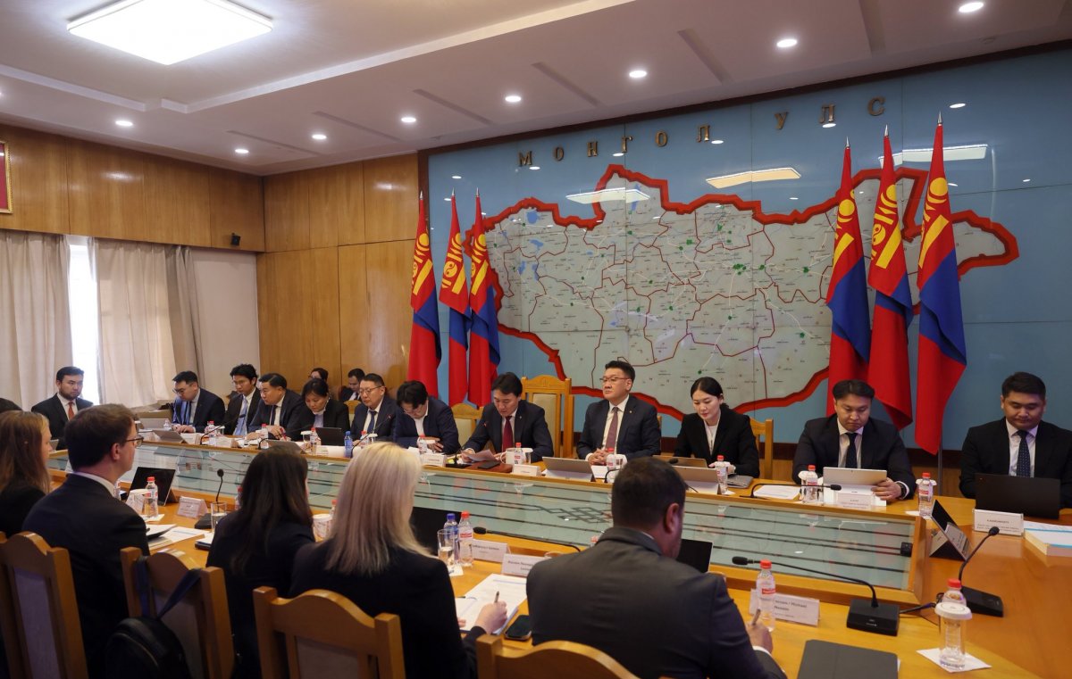 "Оюутолгой” төслийн зээлийн хүүг хэлэлцэх ээлжит 7 жилийн хугацааг үл харгалзан хэлэлцээг үргэлжлүүлэхээр боллоо "Оюутолгой” төслийн зээлийн хүүг хэлэлцэх ээлжит 7 жилийн хугацааг үл харгалзан хэлэлцээг үргэлжлүүлэхээр боллоо