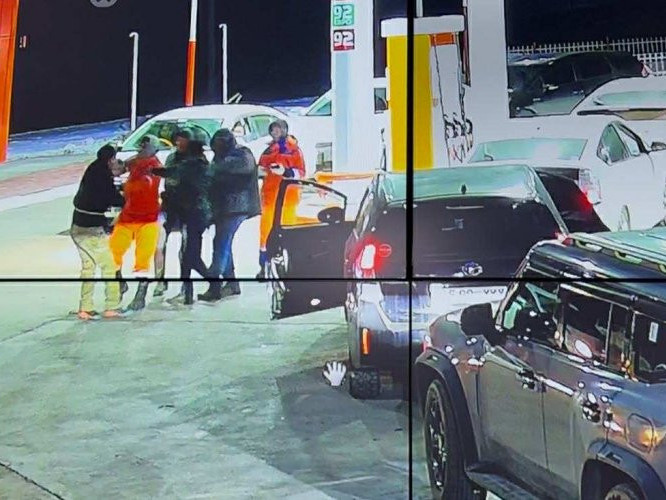 Бензин авахаар ирсэн жолооч бухимдан ШТС-н ажилтны биед халджээ