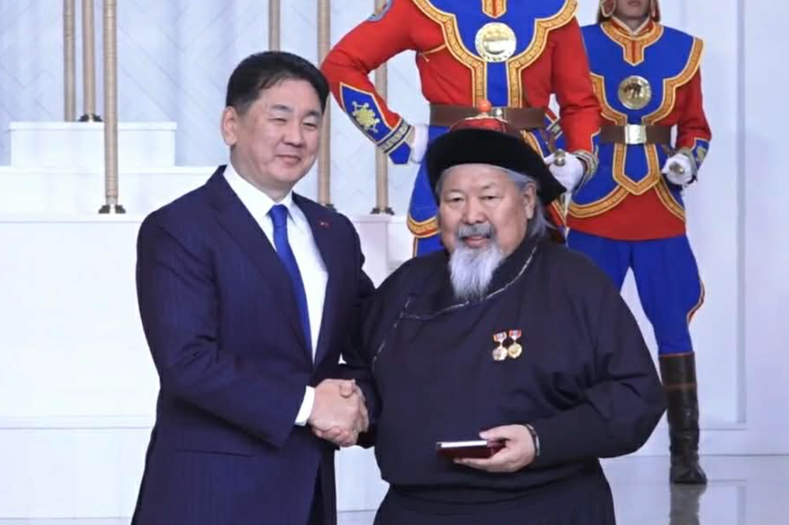    Хэл шинжлэлийн ухааны доктор, Соёлын гавьяат зүтгэлтэн Ү.Хүрэлбаатарт Ардын уран зохиолч цол олголоо