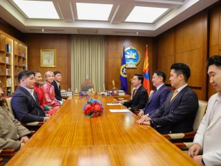 Солонгосын “Physical Asia” шоунд оролцсон хэдээс болж улс орноороо шоконд орчихоод гарч өгөхгүй байх шиг