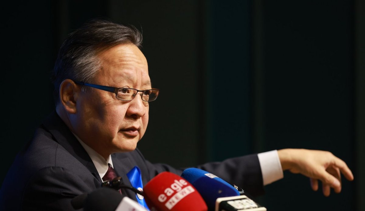 Ард урдаасаа сийгсэн нүхэн жорлонтой байж AI ярьж, 500 саяын машин унаж, таван саяын утас барихаас ичээсэй