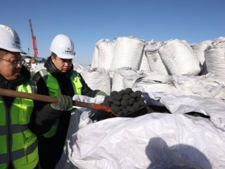 Эрээн хотын гаалийн талбайд 8000 тонн, “Тавантолгой түлш” компанийн үйлдвэрт 35 мянган тонн хагас коксон түлш нөөцлөөд байна