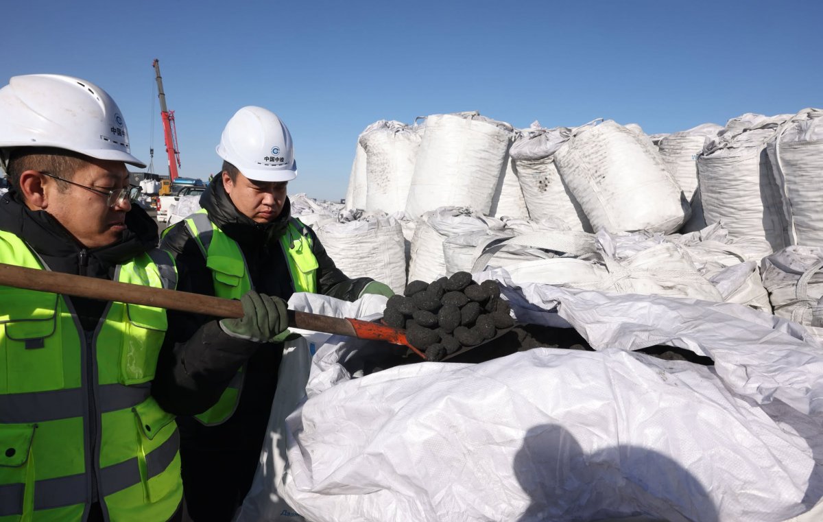 Эрээн хотын гаалийн талбайд 8000 тонн, “Тавантолгой түлш” компанийн үйлдвэрт 35 мянган тонн хагас коксон түлш нөөцлөөд байна