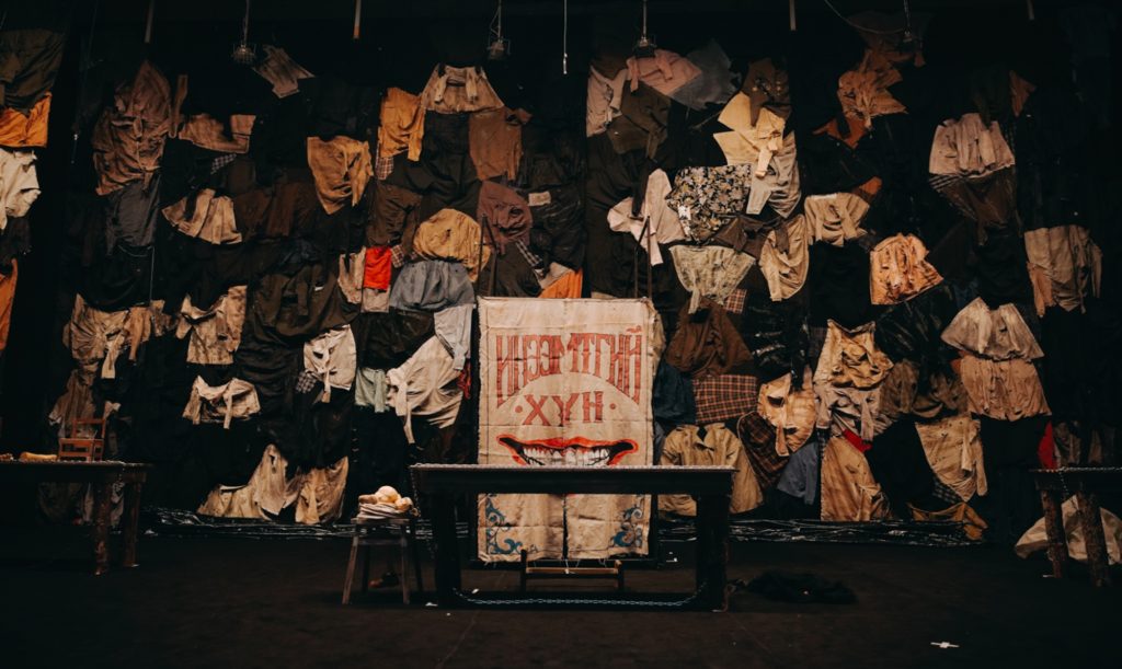 “Инээмтгий хүн” визуал драмын жүжгийг гуравхан удаа толилуулна