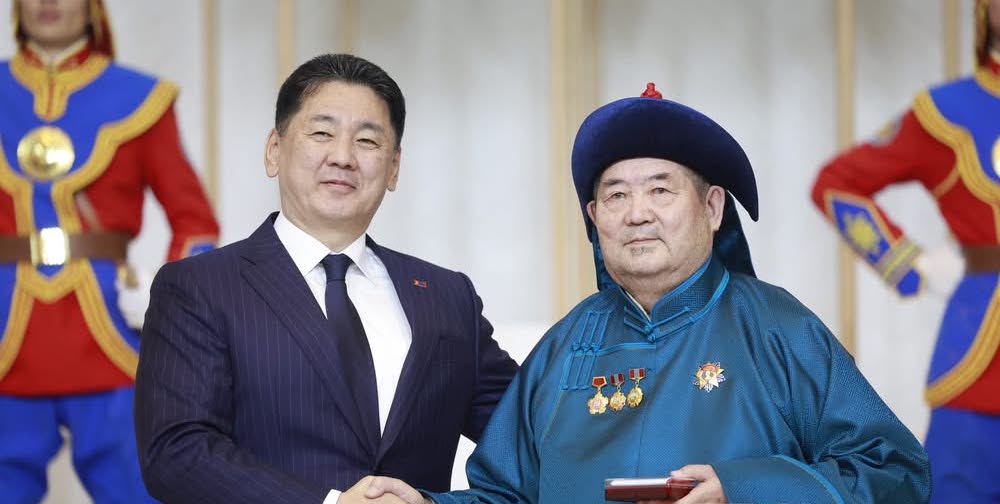 Ардын багш С.Дулам Хөдөлмөрийн баатар боллоо