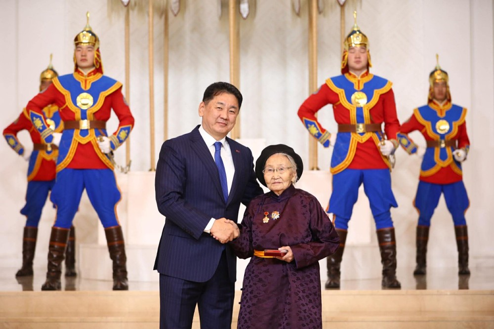 “Загасны Дулмаа” хэмээн алдаршсан академич Аюурын Дулмаад Хөдөлмөрийн баатар цол хүртээлээ