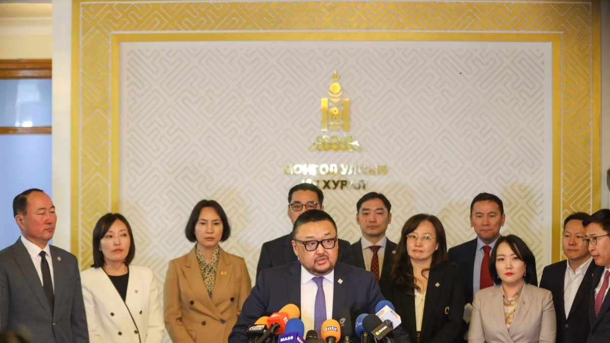   МАН-аас анх удаа парламентад сонгогдсон 10 гишүүн нэгдэж, бүлгийн гишүүддээ талцал, хуваагдлаа зогсоохыг уриаллаа