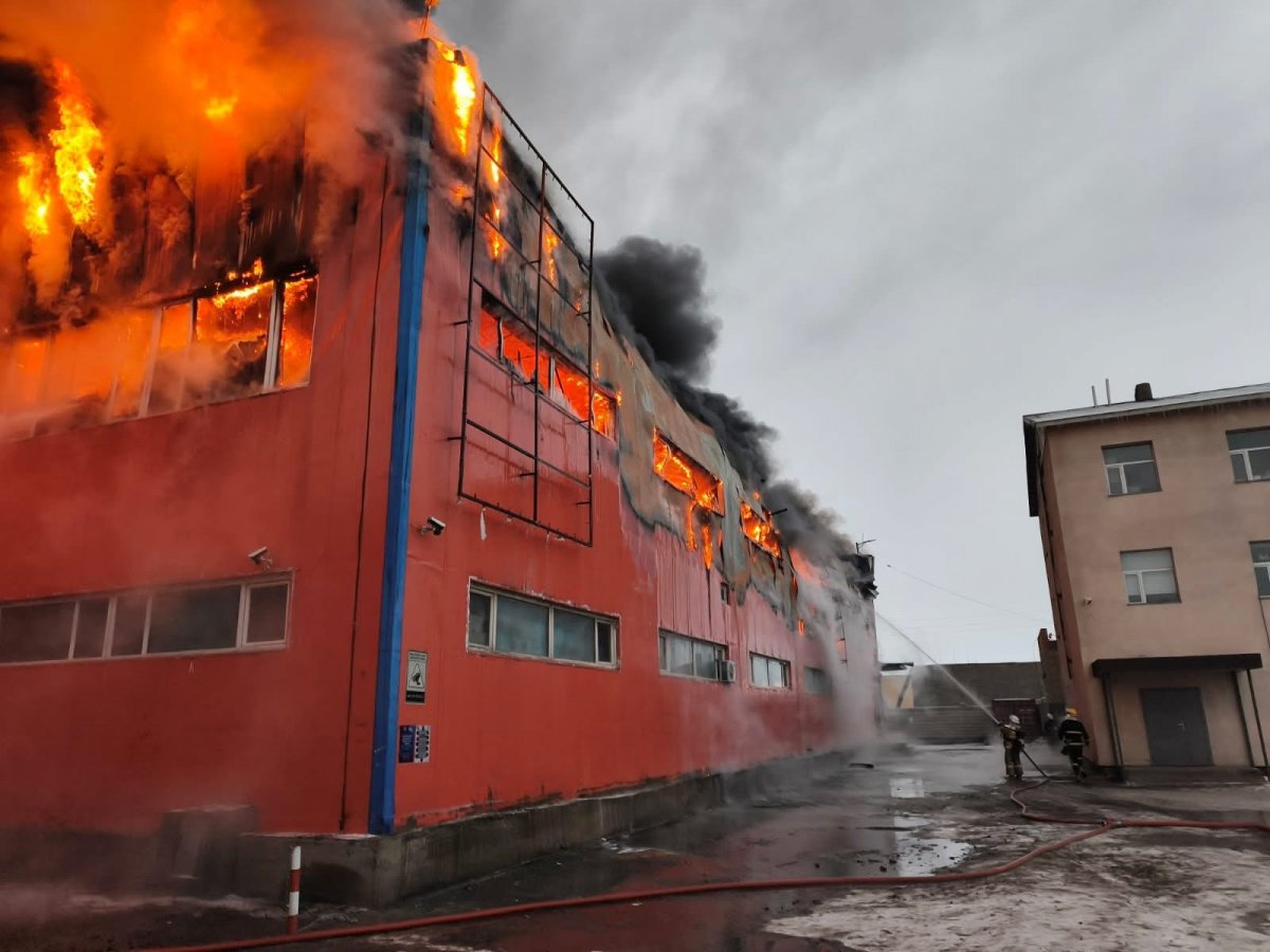 ОБЕГ: Гал түймрийг унтраахаар 56 алба хаагч, 8 автомашин, техник хэрэгсэлтэйгээр ажиллаж байна