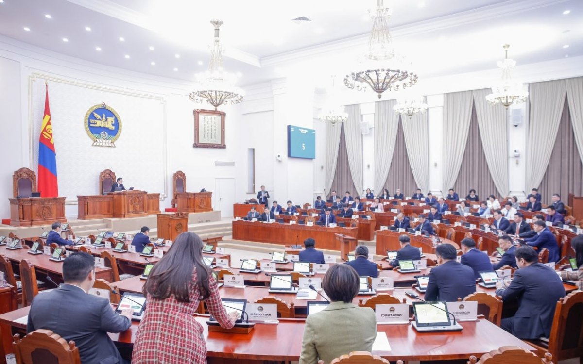 Ганц сая доллар ч олоод ирж чадахгүй дарга нарыг гадаадаар зугаалуулах хэрэг байна уу?