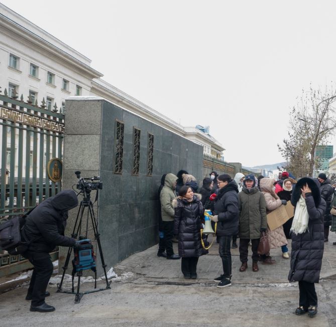 Бензин шатахуун, цалин, татварын асуудлаар иргэд үзэл бодлоо илэрхийлж, жагсаж байна