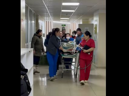 Галд өртсөн Б.Амин-Эрдэнэ охиныг нисдэг тэргээр ГССҮТ-д авчирлаа, хандивын аянаа зогсоож буйгаа ар гэр нь мэдэгдлээ